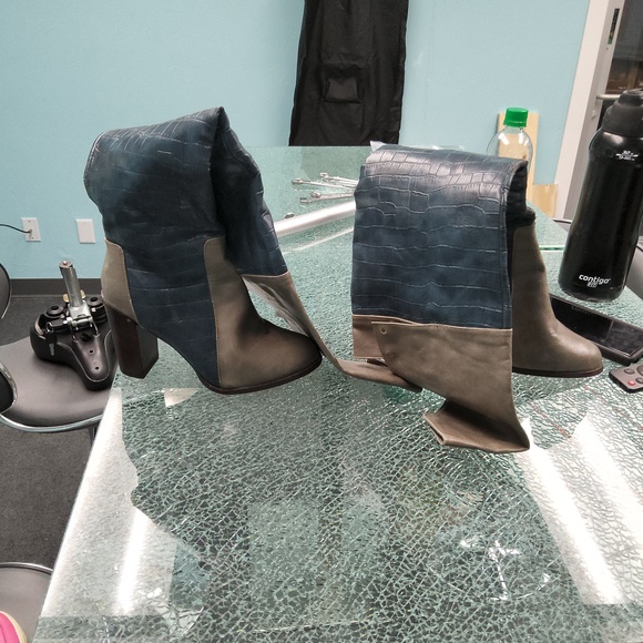 Knee boots - Picture 2 of 2